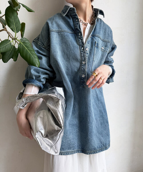 DouDou（ドゥドゥ）の「デニムオーバーチュニックシャツ（シャツ/ブラウス・レディース・ブルー系その他/ブルー・FREE）」の2枚目の写真