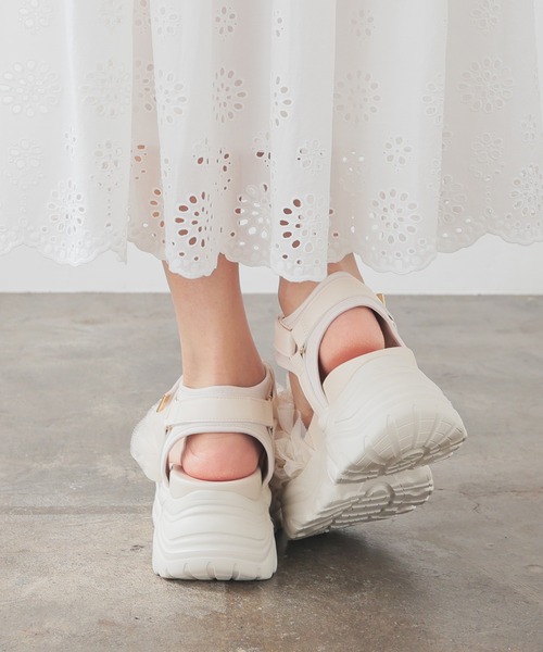 Honeys（ハニーズ）の「フリルスポーツサンダル（サンダル・レディース・ブラック/アイボリー/チャコール・L/LL/S/M）」の8枚目の写真