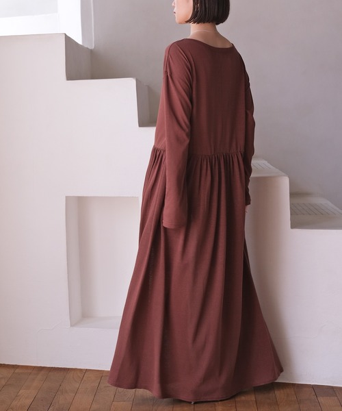 AKTE（アクテ）の「リラックスカットソーワンピース（ワンピース・レディース・ホワイト/ブラック/ブラウン・TALL/FREE）」の5枚目の写真