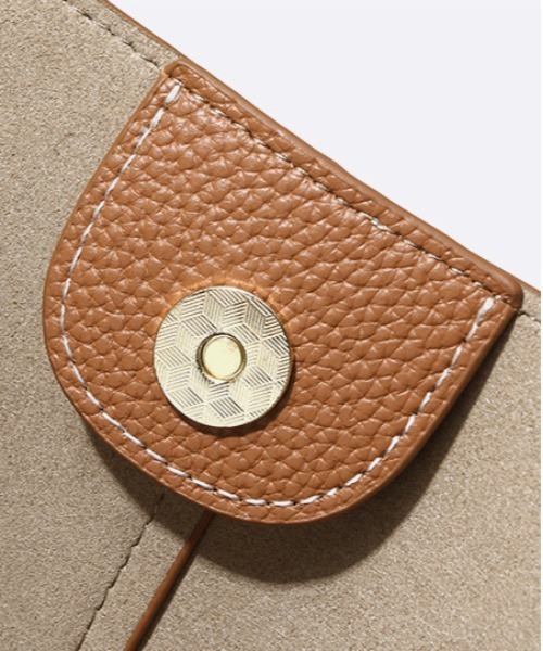 NiiNa（ニーナ）の「【 NiiNa / ニーナ 】高品質牛革 大容量 2way フレンチ トートバッグ（インナーポーチ付き）（トートバッグ・レディース・カーキ/ブラウン/ブラック/ダークブラウン/イエロー/ブルー・FREE）」の16枚目の写真