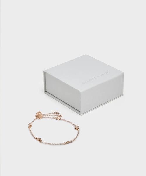 CHARLES & KEITH（チャールズ & キース）の「Rosalind ロザリンド フラワーモチーフブレスレット（ブレスレット・レディース・ゴールド系その他4/ゴールド系その他3/シルバー系その他4・FREE）」の4枚目の写真
