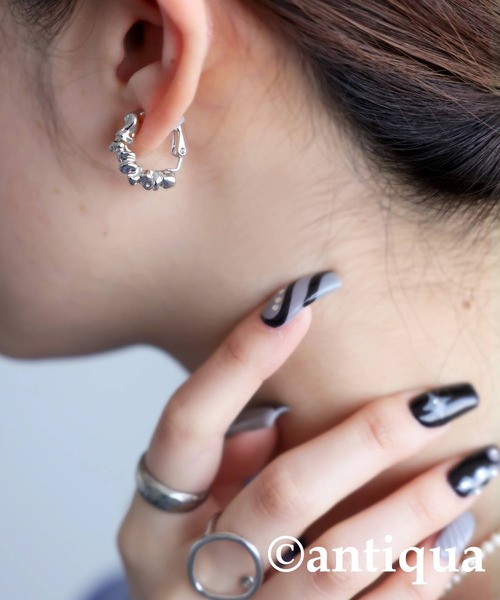 antiqua（アンティカ）の「ねじれイヤリング（イヤリング・レディース・ゴールド/シルバー・フリー）」の3枚目の写真