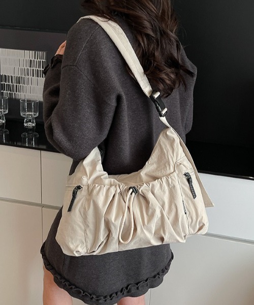 gossip！ロサンゼルス（ゴシップロサンゼルス）の「ドローストリング ポケット付き ナイロン ショルダーバッグ（ショルダーバッグ・レディース・ブラック/オフホワイト・FREE）」の11枚目の写真