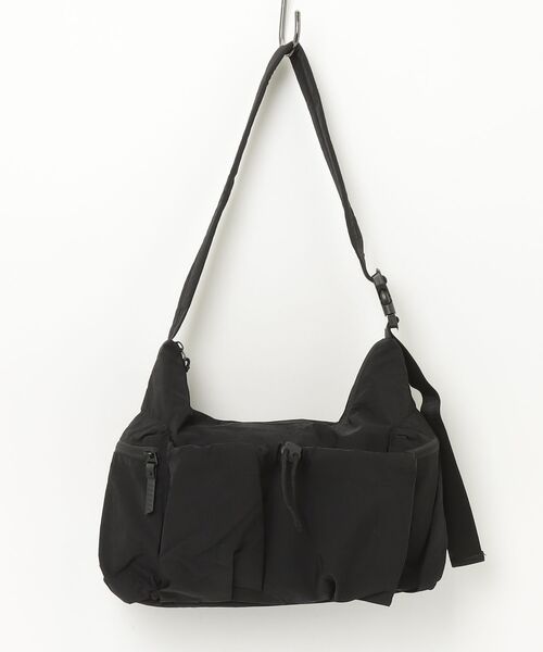gossip！ロサンゼルス（ゴシップロサンゼルス）の「ドローストリング ポケット付き ナイロン ショルダーバッグ（ショルダーバッグ・レディース・ブラック/オフホワイト・FREE）」の14枚目の写真