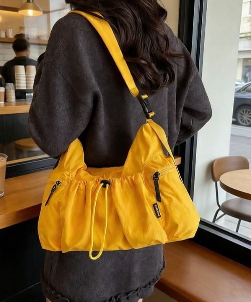 gossip！ロサンゼルス（ゴシップロサンゼルス）の「ドローストリング ポケット付き ナイロン ショルダーバッグ（ショルダーバッグ・レディース・ブラック/オフホワイト・FREE）」の15枚目の写真