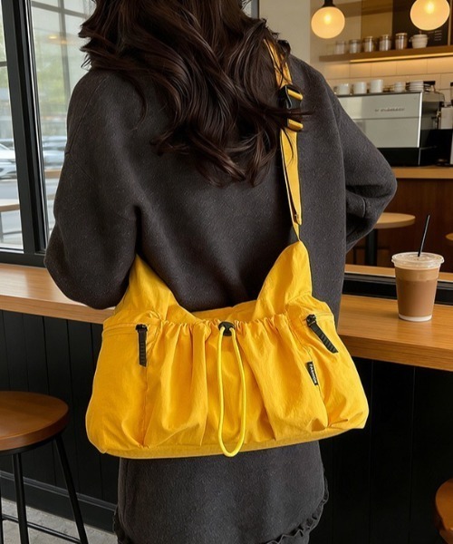 gossip！ロサンゼルス（ゴシップロサンゼルス）の「ドローストリング ポケット付き ナイロン ショルダーバッグ（ショルダーバッグ・レディース・ブラック/オフホワイト・FREE）」の16枚目の写真