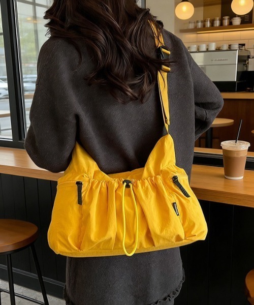 gossip！ロサンゼルス（ゴシップロサンゼルス）の「ドローストリング ポケット付き ナイロン ショルダーバッグ（ショルダーバッグ・レディース・ブラック/オフホワイト・FREE）」の18枚目の写真