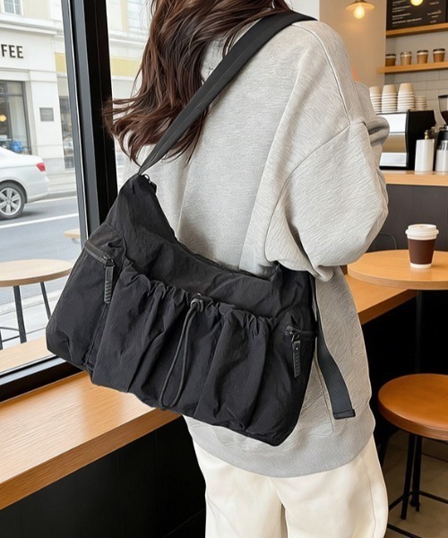 gossip！ロサンゼルス（ゴシップロサンゼルス）の「ドローストリング ポケット付き ナイロン ショルダーバッグ（ショルダーバッグ・レディース・ブラック/オフホワイト・FREE）」の19枚目の写真