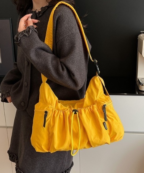 gossip！ロサンゼルス（ゴシップロサンゼルス）の「ドローストリング ポケット付き ナイロン ショルダーバッグ（ショルダーバッグ・レディース・ブラック/オフホワイト・FREE）」の22枚目の写真