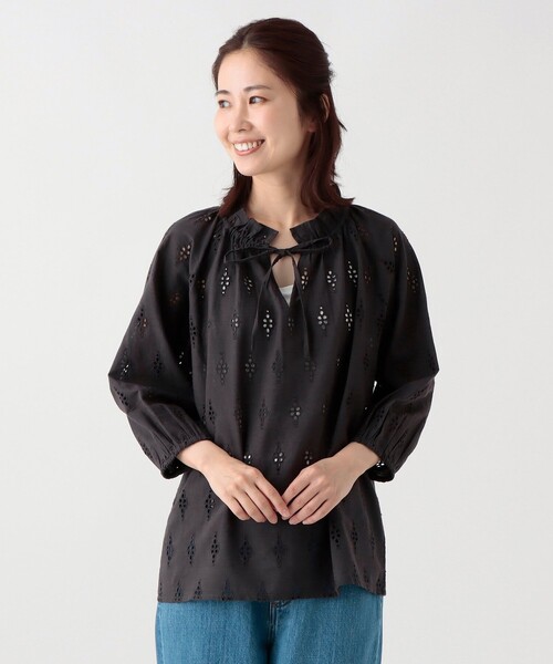 Afternoon Tea（アフタヌーンティー）の「シフリー刺繍フリルブラウス（シャツ/ブラウス・レディース・オフホワイト/ブラック・MEDIUM）」の2枚目の写真