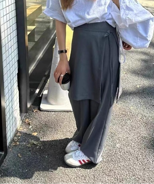 FAVORITO(ファヴォリート)の「レイヤードラップスカート付きワイドパンツ(その他パンツ・レディース・ブラック/グレー・M/L)」の1枚目の写真