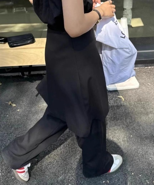 FAVORITO(ファヴォリート)の「レイヤードラップスカート付きワイドパンツ(その他パンツ・レディース・ブラック/グレー・M/L)」の5枚目の写真