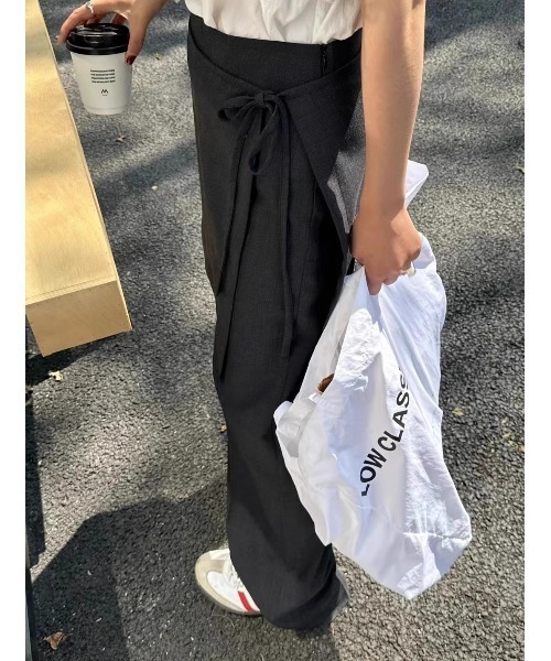 FAVORITO(ファヴォリート)の「レイヤードラップスカート付きワイドパンツ(その他パンツ・レディース・ブラック/グレー・M/L)」の6枚目の写真