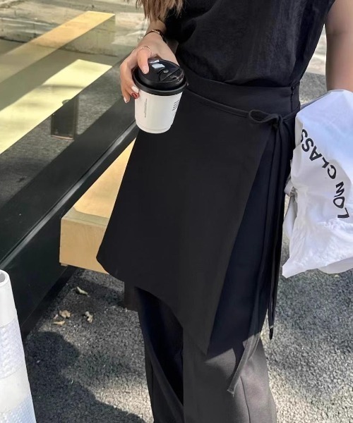 FAVORITO(ファヴォリート)の「レイヤードラップスカート付きワイドパンツ(その他パンツ・レディース・ブラック/グレー・M/L)」の4枚目の写真