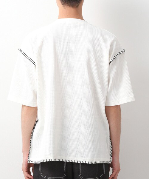 THE SHOP TK (ザ ショップ ティーケー )の「ステッチ刺繍半袖Tシャツ ビックシルエット(Tシャツ/カットソー・メンズ・オフホワイト/ブラック・02/03/04)」の4枚目の写真