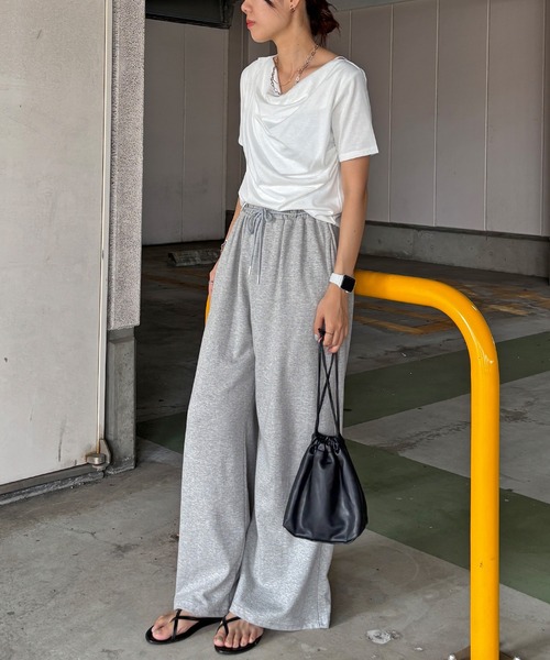 ISOOK（アイスー）の「【ISOOK / アイスー】2wayショルダードレープT / シンプルトップス 白T 黒T クロップド丈 フレンチスリーブ 半袖 Tシャツ ワンショルダー 2通り ホワイト ブラック ZOZOTOWN限定（Tシャツ/カットソー・レディース・ブラック/ホワイト・FREE）」の8枚目の写真