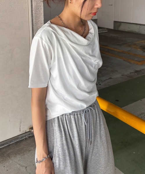 ISOOK（アイスー）の「【ISOOK / アイスー】2wayショルダードレープT / シンプルトップス 白T 黒T クロップド丈 フレンチスリーブ 半袖 Tシャツ ワンショルダー 2通り ホワイト ブラック ZOZOTOWN限定（Tシャツ/カットソー・レディース・ブラック/ホワイト・FREE）」の16枚目の写真