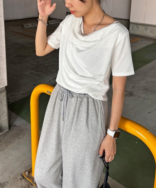 ISOOK（アイスー）の「【ISOOK / アイスー】2wayショルダードレープT / シンプルトップス 白T 黒T クロップド丈 フレンチスリーブ 半袖 Tシャツ ワンショルダー 2通り ホワイト ブラック ZOZOTOWN限定（Tシャツ/カットソー・レディース・ブラック/ホワイト・FREE）」の17枚目の写真