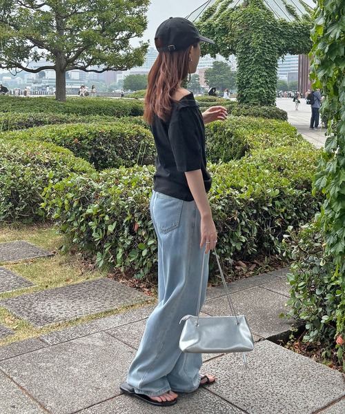 ISOOK（アイスー）の「【ISOOK / アイスー】2wayショルダードレープT / シンプルトップス 白T 黒T クロップド丈 フレンチスリーブ 半袖 Tシャツ ワンショルダー 2通り ホワイト ブラック ZOZOTOWN限定（Tシャツ/カットソー・レディース・ブラック/ホワイト・FREE）」の3枚目の写真