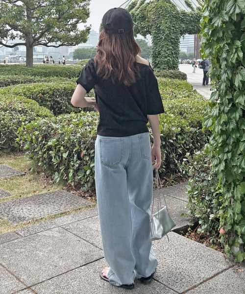 ISOOK（アイスー）の「【ISOOK / アイスー】2wayショルダードレープT / シンプルトップス 白T 黒T クロップド丈 フレンチスリーブ 半袖 Tシャツ ワンショルダー 2通り ホワイト ブラック ZOZOTOWN限定（Tシャツ/カットソー・レディース・ブラック/ホワイト・FREE）」の11枚目の写真