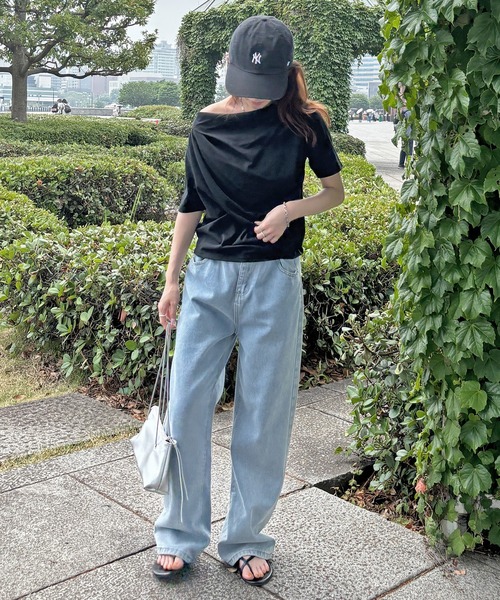 ISOOK（アイスー）の「【ISOOK / アイスー】2wayショルダードレープT / シンプルトップス 白T 黒T クロップド丈 フレンチスリーブ 半袖 Tシャツ ワンショルダー 2通り ホワイト ブラック ZOZOTOWN限定（Tシャツ/カットソー・レディース・ブラック/ホワイト・FREE）」の12枚目の写真