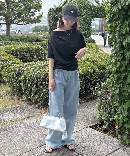 ISOOK（アイスー）の「【ISOOK / アイスー】2wayショルダードレープT / シンプルトップス 白T 黒T クロップド丈 フレンチスリーブ 半袖 Tシャツ ワンショルダー 2通り ホワイト ブラック ZOZOTOWN限定（Tシャツ/カットソー・レディース・ブラック/ホワイト・FREE）」の4枚目の写真