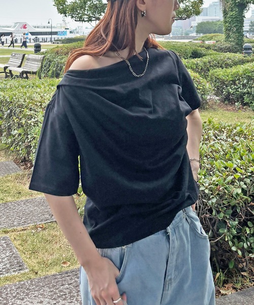 ISOOK（アイスー）の「【ISOOK / アイスー】2wayショルダードレープT / シンプルトップス 白T 黒T クロップド丈 フレンチスリーブ 半袖 Tシャツ ワンショルダー 2通り ホワイト ブラック ZOZOTOWN限定（Tシャツ/カットソー・レディース・ブラック/ホワイト・FREE）」の5枚目の写真