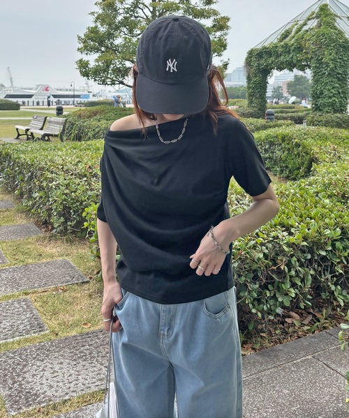 ISOOK（アイスー）の「【ISOOK / アイスー】2wayショルダードレープT / シンプルトップス 白T 黒T クロップド丈 フレンチスリーブ 半袖 Tシャツ ワンショルダー 2通り ホワイト ブラック ZOZOTOWN限定（Tシャツ/カットソー・レディース・ブラック/ホワイト・FREE）」の18枚目の写真