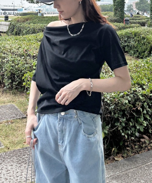 ISOOK（アイスー）の「【ISOOK / アイスー】2wayショルダードレープT / シンプルトップス 白T 黒T クロップド丈 フレンチスリーブ 半袖 Tシャツ ワンショルダー 2通り ホワイト ブラック ZOZOTOWN限定（Tシャツ/カットソー・レディース・ブラック/ホワイト・FREE）」の6枚目の写真