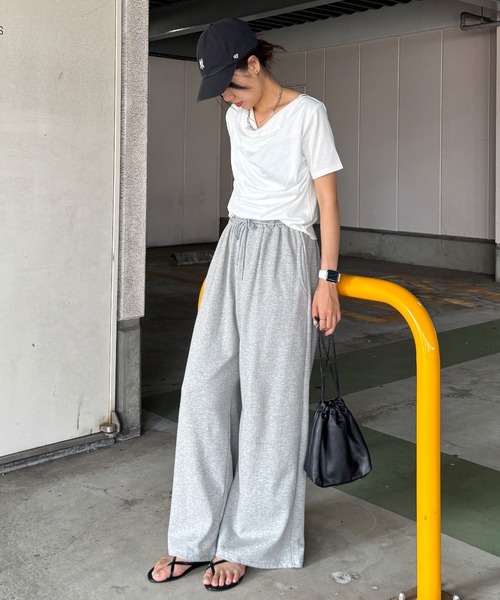 ISOOK（アイスー）の「【ISOOK / アイスー】2wayショルダードレープT / シンプルトップス 白T 黒T クロップド丈 フレンチスリーブ 半袖 Tシャツ ワンショルダー 2通り ホワイト ブラック ZOZOTOWN限定（Tシャツ/カットソー・レディース・ブラック/ホワイト・FREE）」の15枚目の写真