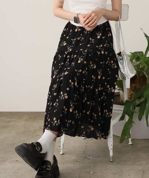 ROOPTOKYO(ループトウキョウ)の「Floral Pattern Tiered Long Skirt / 小花柄 ティアードロングスカート(スカート・レディース・ホワイト/ブラック・FREE)」の2枚目の写真