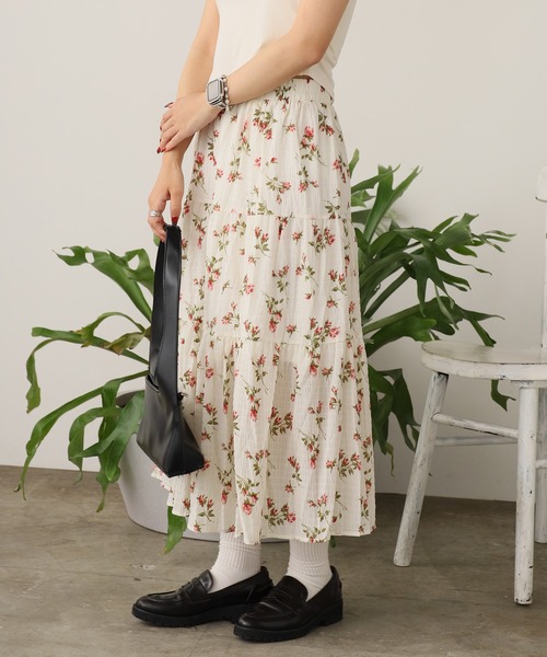 ROOPTOKYO(ループトウキョウ)の「Floral Pattern Tiered Long Skirt / 小花柄 ティアードロングスカート(スカート・レディース・ホワイト/ブラック・FREE)」の3枚目の写真