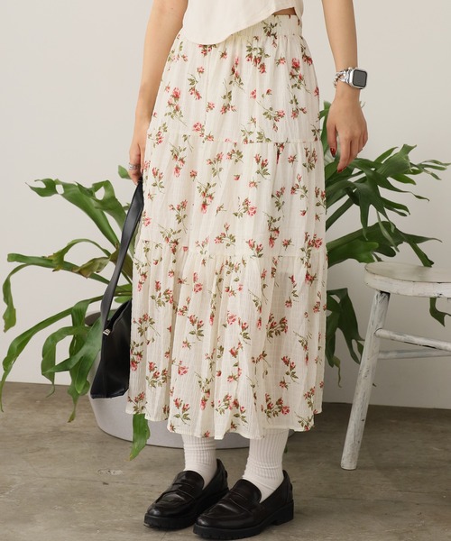 ROOPTOKYO(ループトウキョウ)の「Floral Pattern Tiered Long Skirt / 小花柄 ティアードロングスカート(スカート・レディース・ホワイト/ブラック・FREE)」の4枚目の写真