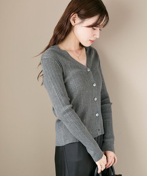 le.coeur blanc（ルクールブラン）の「《手洗い可能》スパンコールリブVネックカーディガン（カーディガン/ボレロ・レディース・チャコールグレー/グリーン/ブラウン・38）」の7枚目の写真