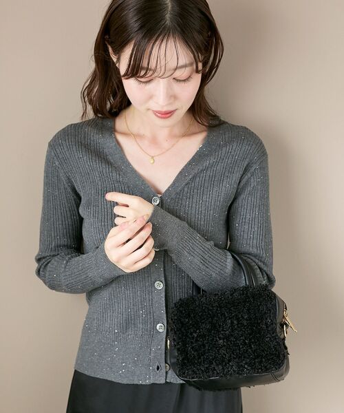 le.coeur blanc（ルクールブラン）の「《手洗い可能》スパンコールリブVネックカーディガン（カーディガン/ボレロ・レディース・チャコールグレー/グリーン/ブラウン・38）」の9枚目の写真