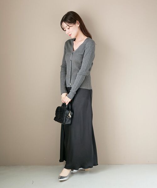 le.coeur blanc（ルクールブラン）の「《手洗い可能》スパンコールリブVネックカーディガン（カーディガン/ボレロ・レディース・チャコールグレー/グリーン/ブラウン・38）」の14枚目の写真