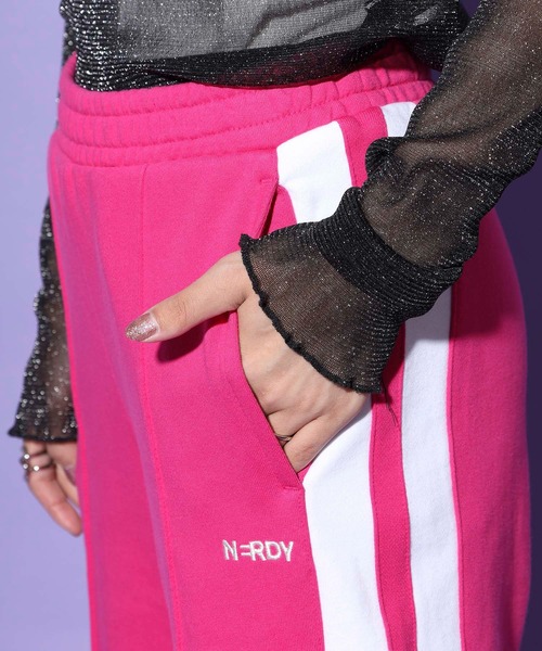 NERDY(ノルディ)の「ボールドNYスウェットパンツ(スウェットパンツ・レディース・ピンク/グレー・SS/S)」の22枚目の写真