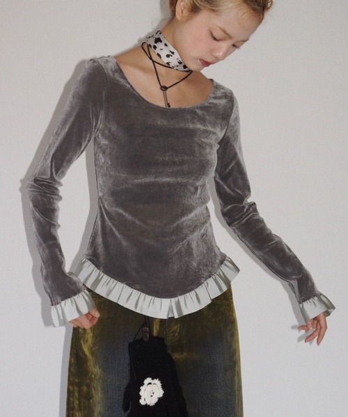 musubore(ムスボレ)の「bi-color flocky frill tops / フロッキーフリルトップス(Tシャツ/カットソー・レディース・グレー/パープル・FREE)」の4枚目の写真