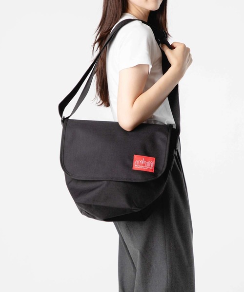 Manhattan Portage(マンハッタンポーテージ)の「Manhattan Portage Casual Messenger マンハッタンポーテージ カジュアルメッセンジャーバッグ メッセンジャーバッグ(メッセンジャーバッグ・レディース・ブラック・FREE)」の1枚目の写真