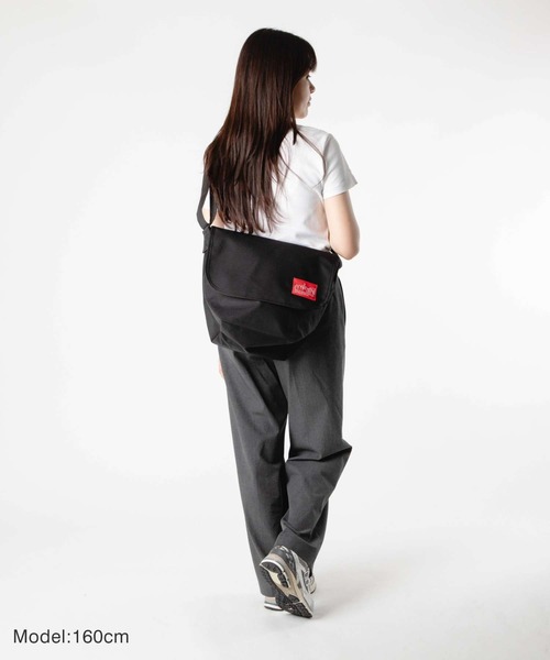 Manhattan Portage(マンハッタンポーテージ)の「Manhattan Portage Casual Messenger マンハッタンポーテージ カジュアルメッセンジャーバッグ メッセンジャーバッグ(メッセンジャーバッグ・レディース・ブラック・FREE)」の2枚目の写真