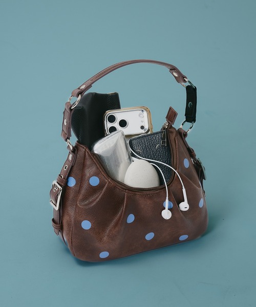 SELLE GLANT(セレグランテ)の「SIDE DESIGN TUCK HALF MOON BAG/サイドデザインタックハーフムーンバッグ(ハンドバッグ・メンズ・ブラック/ネイビー/マスタード/ブラック系/ダークブラウン/グレイッシュベージュ/キャメル/ボルドー/ブルーグリーン/ターコイズブルー/ダークブラウン系1/ブラック系1・FREE/SMALL)」の5枚目の写真