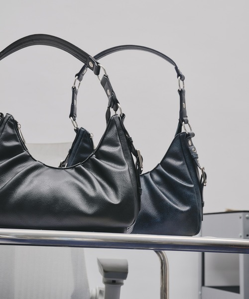 selle glant（セレグランテ）の「SIDE DESIGN TUCK HALF MOON BAG