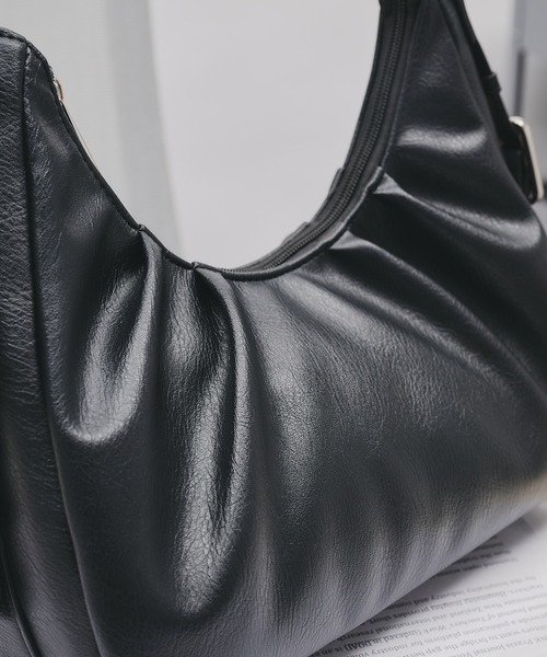 selle glant（セレグランテ）の「SIDE DESIGN TUCK HALF MOON BAG/サイドデザインタックハーフムーンバッグ（ハンドバッグ・メンズ・ブラック/ネイビー/マスタード/ブラック系/ダークブラウン/グレイッシュベージュ・FREE）」の20枚目の写真