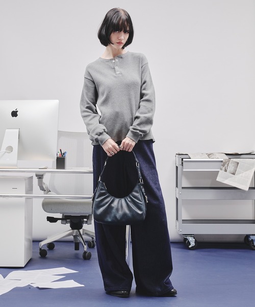 selle glant（セレグランテ）の「SIDE DESIGN TUCK HALF MOON BAG/サイドデザインタックハーフムーンバッグ（ハンドバッグ・メンズ・ブラック/ネイビー/マスタード/ブラック系/ダークブラウン/グレイッシュベージュ・FREE）」の9枚目の写真