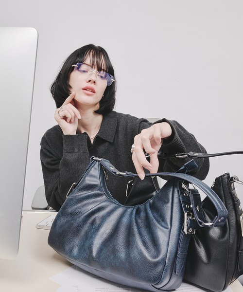 selle glant（セレグランテ）の「SIDE DESIGN TUCK HALF MOON BAG/サイドデザインタックハーフムーンバッグ（ハンドバッグ・メンズ・ブラック/ネイビー/マスタード/ブラック系/ダークブラウン/グレイッシュベージュ・FREE）」の13枚目の写真