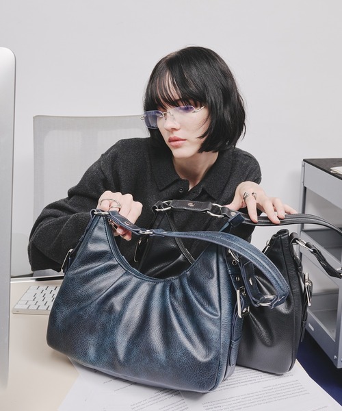 selle glant（セレグランテ）の「SIDE DESIGN TUCK HALF MOON