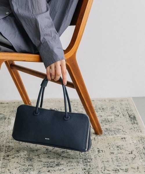 Beau're（ヴュレ）の「【BEAURE/ビュレ】横長 ブガッティ型 2Way ショルダー Bag（ハンドバッグ・レディース・ブラウン/シルバー/ブラック/アイボリー/ネイビー・FREE）」の4枚目の写真