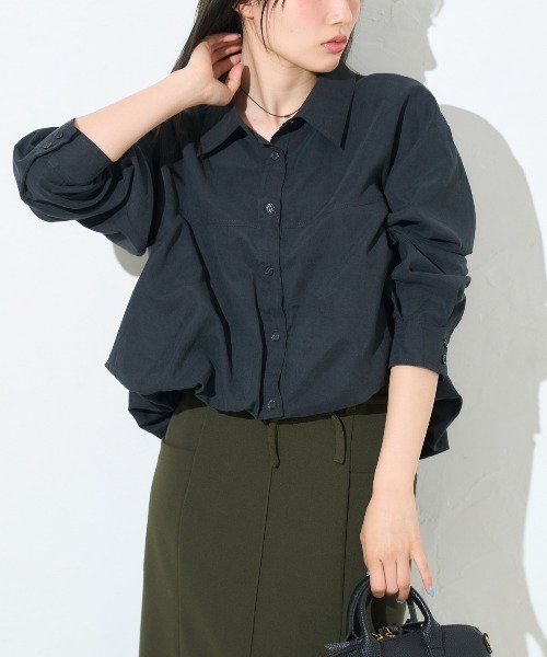 TRIANGLE PALETTE(トライアングルパレット)の「バルーンヘム クロップドシャツ(シャツ/ブラウス・レディース・ブラック/グレイッシュベージュ/カーキ・FREE)」の1枚目の写真