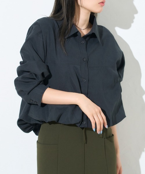 TRIANGLE PALETTE(トライアングルパレット)の「バルーンヘム クロップドシャツ(シャツ/ブラウス・レディース・ブラック/グレイッシュベージュ/カーキ・FREE)」の7枚目の写真