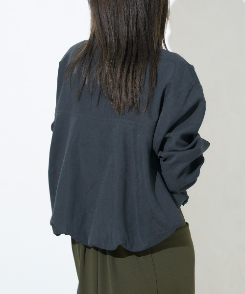 TRIANGLE PALETTE(トライアングルパレット)の「バルーンヘム クロップドシャツ(シャツ/ブラウス・レディース・ブラック/グレイッシュベージュ/カーキ・FREE)」の10枚目の写真